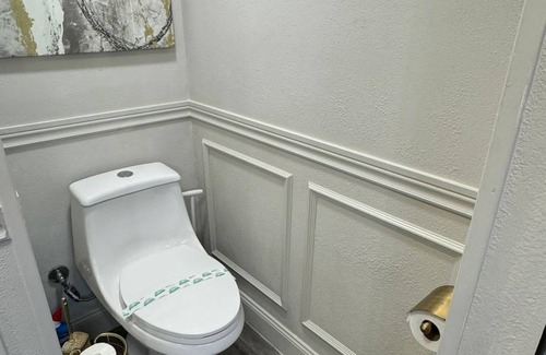Davenport House | French Style 1-bedroom Unique property in Davenport with AC