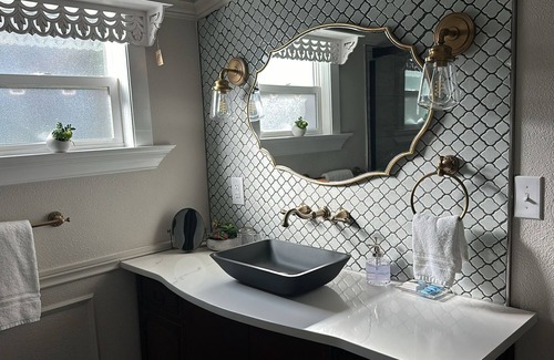 Davenport House | French Style 1-bedroom Unique property in Davenport with AC