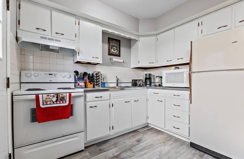Montgomery Condo | French themed cozy apt w/garage/FastWiFi/Sleeps up to 8/Montgomery.