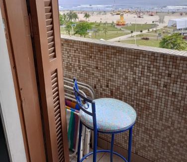 Itarare Apartment | Frente para o Mar Praia do Itararé com sacada ampla e perto de 4 mercados capacidade para até 9 pessoas check in até às 22 hrs Equivalente a 3 quartos Perto de vários Mercados Check in até às 22hrs Sob condições Especiais Andar alto e com Gde conforto