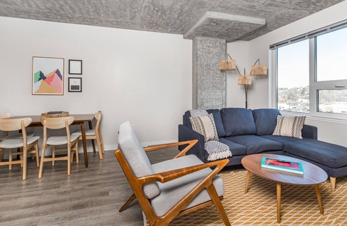 Southcenter Apartment | Fresh 1BR in Tukwila w/ Gym Near Shops + Pets OK