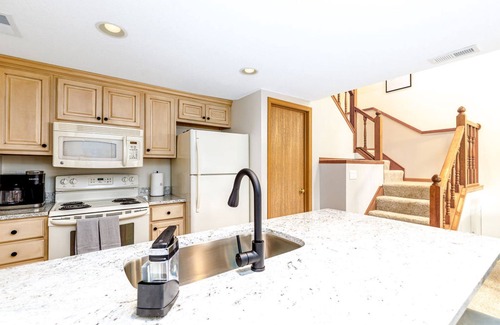The Galena Territory House | Fresh! 2BR Golf Villa w/King Beds, Dog-Friendly, Amenitty Access, Near Trails