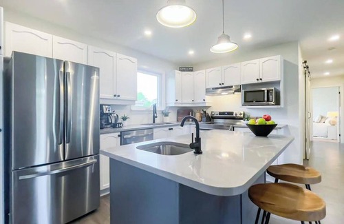 Ontario House | Fresh air and bright spaces - King bed!