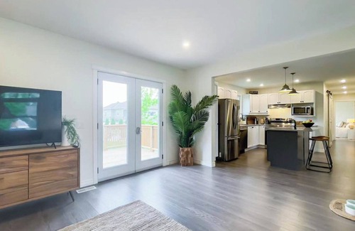 Ontario House | Fresh air and bright spaces - King bed!