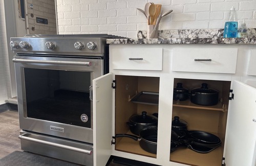 Two Rivers House | Fresh Coast Bar- Sleeps 12. 2 Blocks to Lake Michigan . Perfect for events!