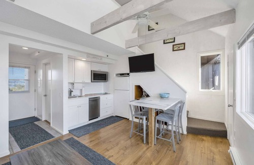 Napeague Apartment | Fresh&Crisp 1BR w/Loft, Corner Unit + Amazing View