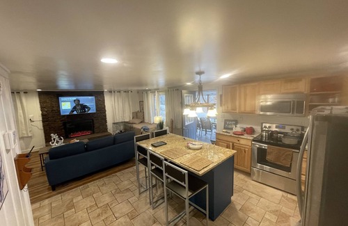 Camdenton House | Fresh decor short walk to dock/swim/boat side tie
