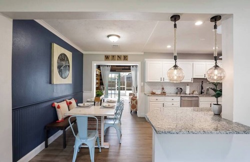 Vamo House | Fresh. Heated Pool.Minutes to Siesta Beach.Office