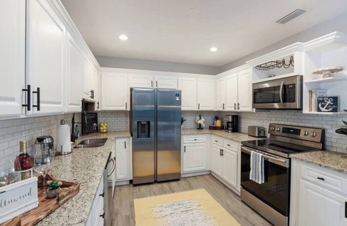 Vamo House | Fresh. Heated Pool.Minutes to Siesta Beach.Office