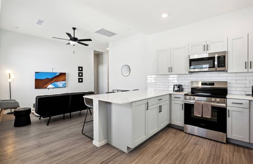 Sundance House | Fresh Modern Home with Pool BBQ
