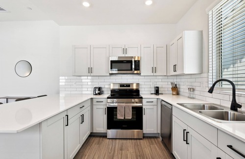 Sundance House | Fresh Modern Home with Pool BBQ