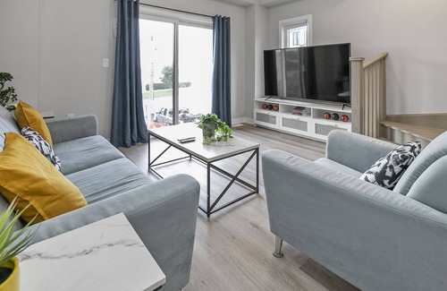 Ancaster House | Fresh, Well Appointed 3 Bed/3 Bath Townhome
