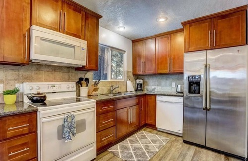 Al Tahoe Cabin | Freshly remodeled lake house in the heart of Tahoe