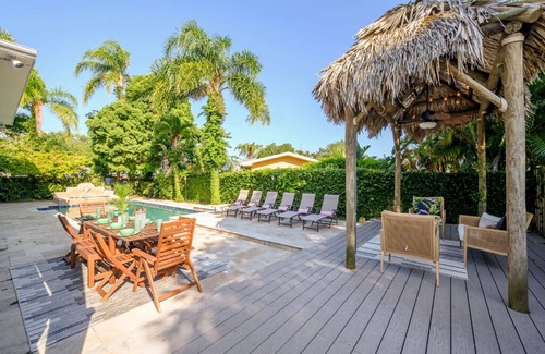 Harbor Hills House | *Freshly Remodeled* Luxury Home with Pool and Hot Tub + Minutes to Indian Rocks Beach + Sleeps 20!