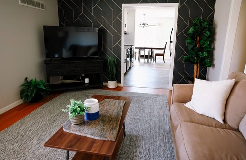Nall Hills Condo | Freshly Remodeled Condo Sleeps 10