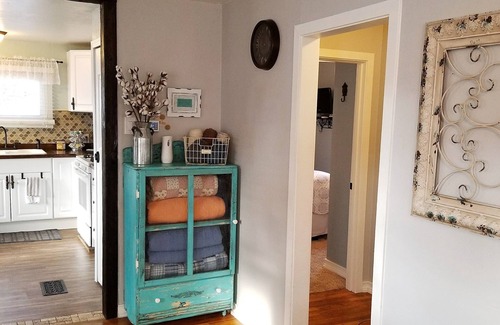 Williams Cottage | Freshly Renovated 1911 Historic Cottage- 60 Minutes to Grand Canyon