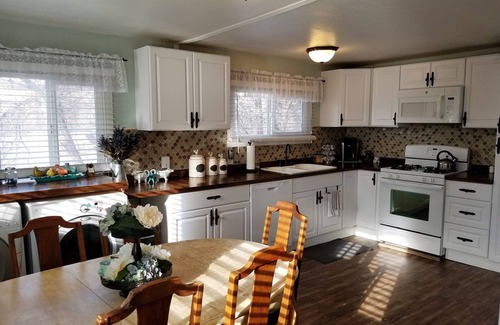Williams Cottage | Freshly Renovated 1911 Historic Cottage- 60 Minutes to Grand Canyon