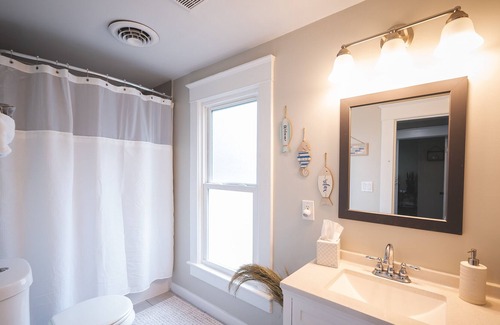 Salisbury House | Freshly Renovated & Clean! 5 Mins to Downtown-Perfect Family Home!