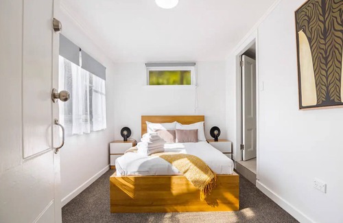 Grey Lynn Apartment | Freshly Renovated Grey Lynn 3Br Unit!