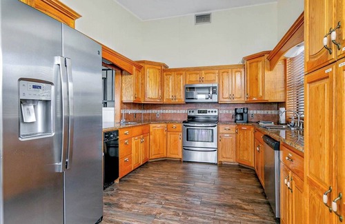 Farmerville House | Freshly Updated | Huge Yard | Sleeps 15