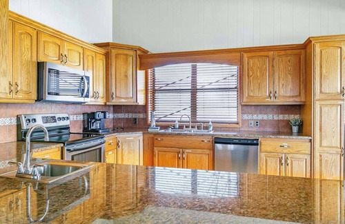 Farmerville House | Freshly Updated | Huge Yard | Sleeps 15
