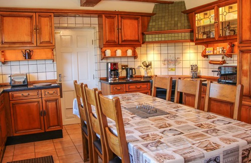 Sugnall Cottage | FRESHWINDS, family friendly, with pool in Market Drayton