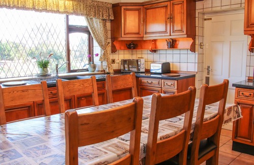 Sugnall Cottage | FRESHWINDS, family friendly, with pool in Market Drayton