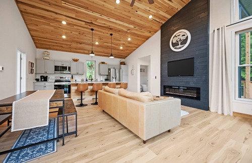 Stanton Cabin | Freya's Retreat - Hot Tub - RRG