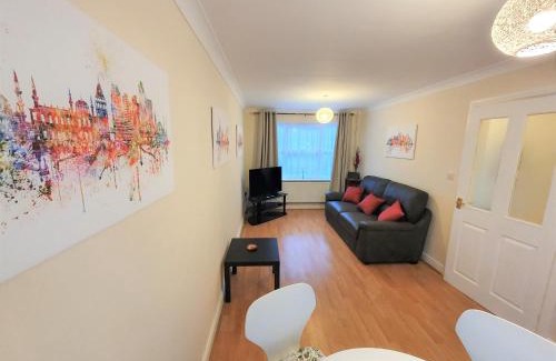 Sittingbourne House | Friars Walk 2 with 2 bedrooms, 2 bathrooms, fast Wi-Fi and private parking