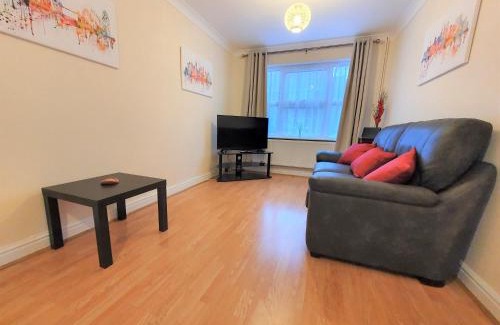 Sittingbourne House | Friars Walk 2 with 2 bedrooms, 2 bathrooms, fast Wi-Fi and private parking