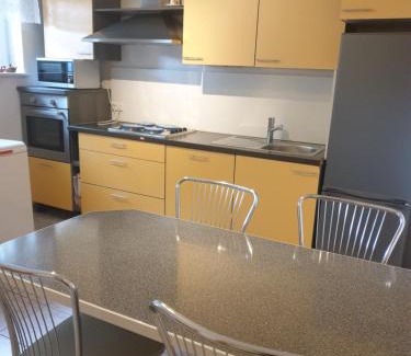 Gross Schneen House | Friedland Luxe Souterrain Doppelbettzimmer