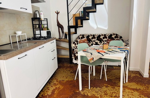 Como House | Friendly Africa Room in downtown Como near lake, funicular, train and bus stop