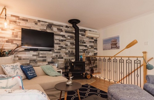 Saint-Raymond Cottage | Friendly-family Cottage by the water * hot tub *fireplace* 40 min. Quebec City