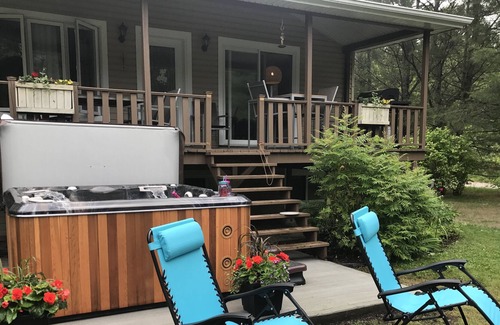 Saint-Raymond Cottage | Friendly-family Cottage by the water * hot tub *fireplace* 40 min. Quebec City
