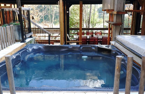 Val-des-Monts House | Friendly Fires: The Perfect Lakeside Getaway