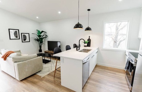 Winnipeg House | *Friendly South | Free Parking | 15 min Downtown*