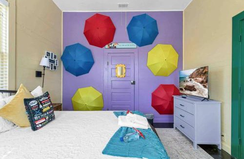 East Ybor House | FRIENDS AIRBNB Themed 2bed 2bath walkable to all of Ybor