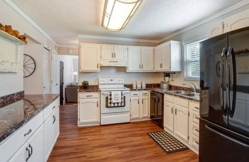 Powell House | Friends & Family Columbus 5BR 3BA Home, Near Zoo and OSU