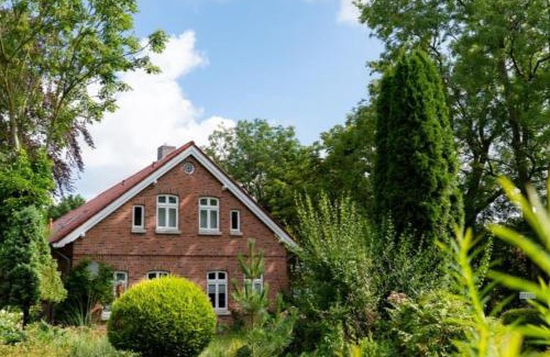 Utarp Apartment | Friesenwind - Hochwertige Ferienwohnung mit Gartenoase