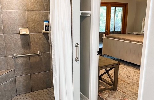 Leakey House | Frio river getaway on 7 acres!