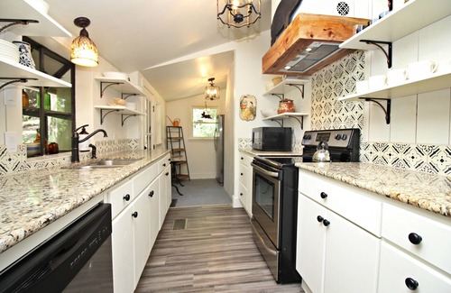 Wimberley House | Frog Cottage on the Blanco River - Charming 2 Bedroom Close to Downtown