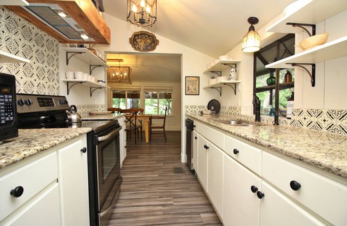 Wimberley House | Frog Cottage on the Blanco River - Charming 2 Bedroom Close to Downtown