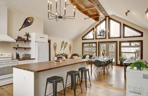 Labelle Ski Chalet | Front RIVER private BEACH 2 HOT TUBS 15 p SAUNA