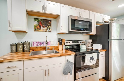 Front Royal Apartment | Front Royal Studio w/Mtn Views & Brick Oven