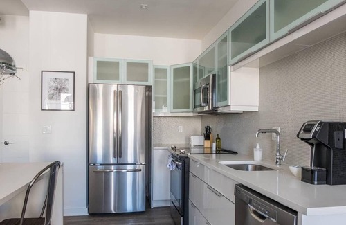 Downtown Kansas City Apartment | Frontdesk | 1-Bedroom Apt with City Views