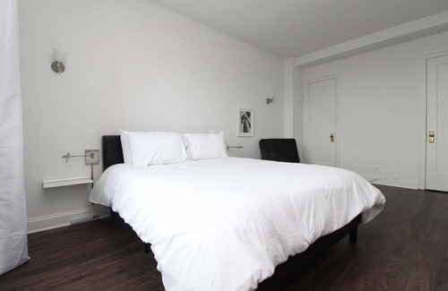 East Hyde Park Apartment | FRONTDESK 1BR Apt near Garden of the Phoenix