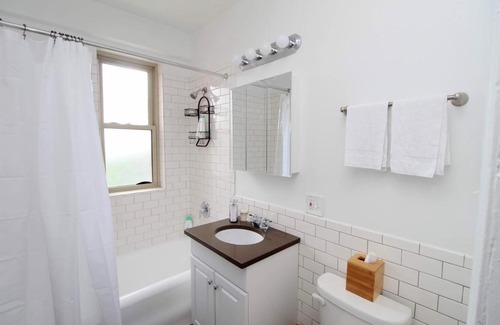 East Hyde Park Apartment | FRONTDESK 1BR Apt near Garden of the Phoenix