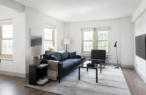 Central West End Apartment | FRONTDESK 3 BR Penthouse by Dining and Shops