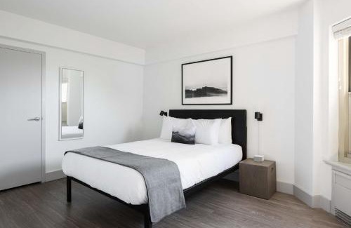 Central West End Apartment | FRONTDESK 3 BR Penthouse by Dining and Shops