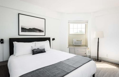 Central West End Apartment | FRONTDESK 3 BR Penthouse by Dining and Shops